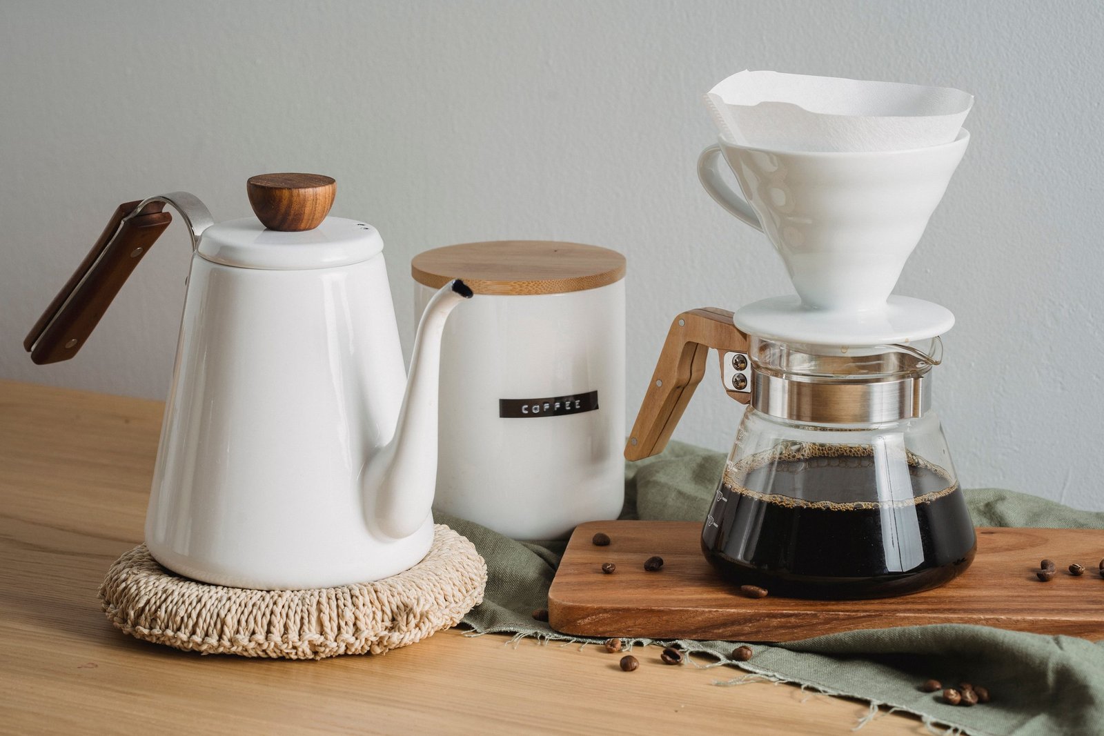 Équipement de café pour-over : bouilloire, contenant et V60